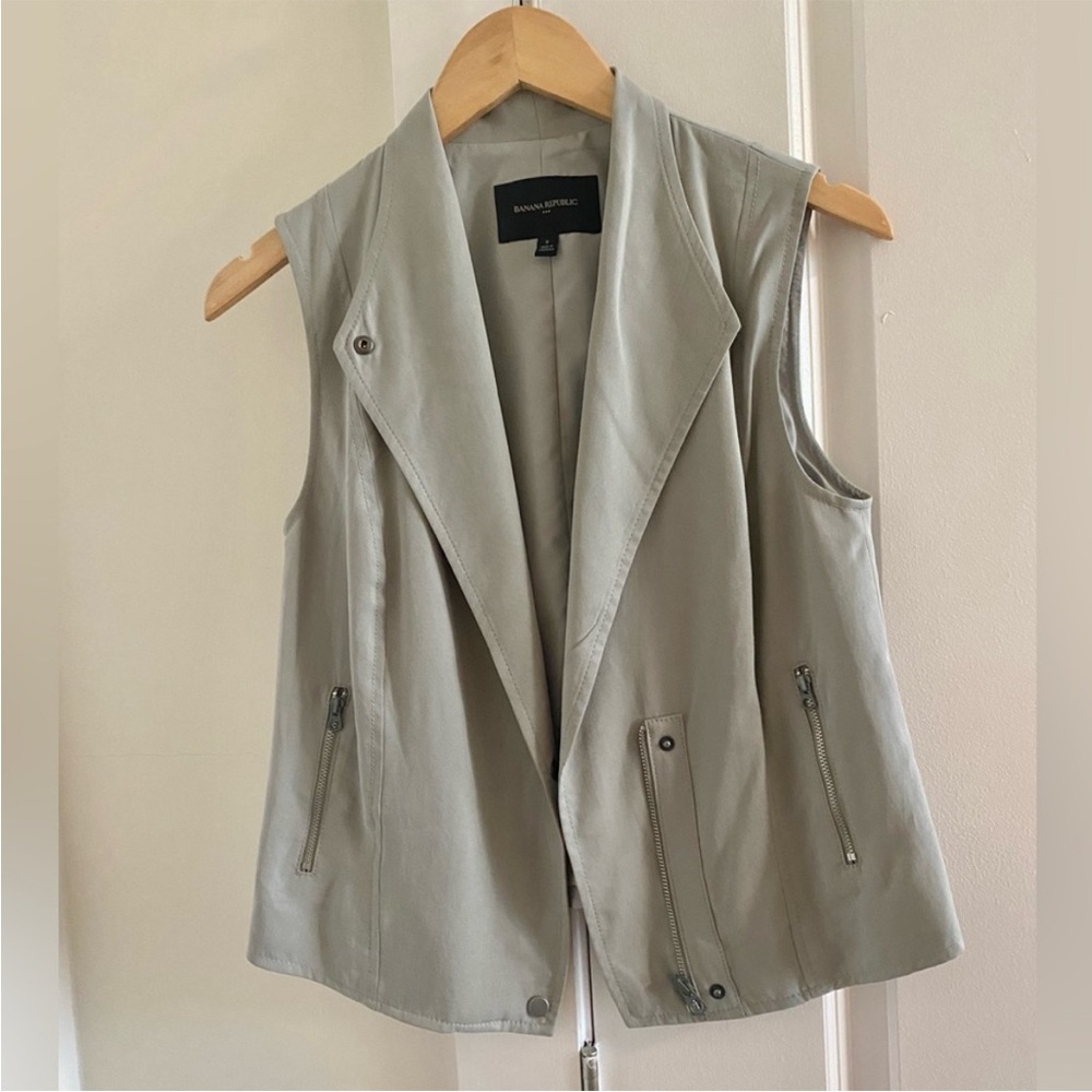 Women’s Banana Republic Gray Zipper Flyaway Vest NWOT - Size 2
